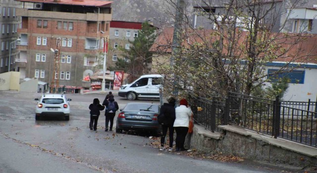 Hakkaride kuvvetli rüzgar öğrencilere zor anlar yaşattı
