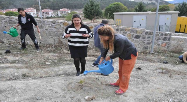 Hastane bahçesine fidan diktiler