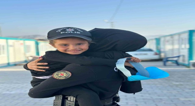 Hatay polis ekipleri minik öğrencilerle doyasıya eğlendi
