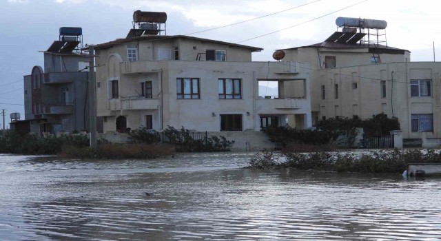 Hatayda bazı evler su altında kaldı