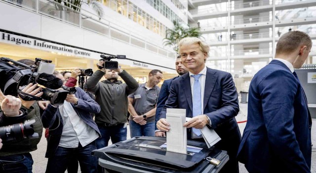 Hollanda'da sandık çıkış anketine göre aşırı sağcı Özgürlük Partisinin seçimi kazanması bekleniyor