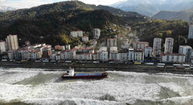 Hopa´da karaya oturan yük gemisi bulunduğu yerden kurtarılmayı bekliyor