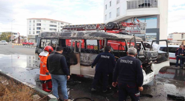 Iğdırda seyir halindeki araç alev alev yandı