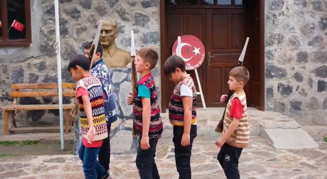Iğdırlı çocuklar Anıtkabirdeki nöbet değişimini canlandırdı