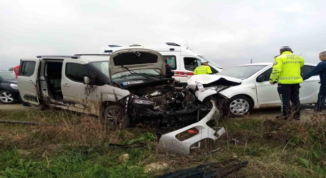 İnegölde ticari araç ile otomobil kafa kafaya çarpıştı: 5 yaralı