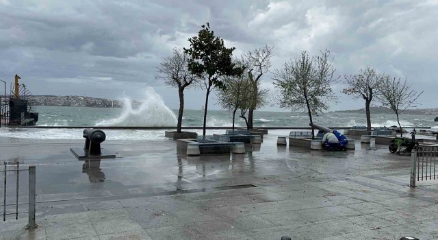 İstanbulda fırtına: Beşiktaş sahilinde dalgalar oluştu