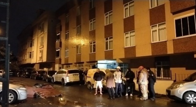 İstanbulda fırtınada uçan çatı otomobillerin üstüne düştü