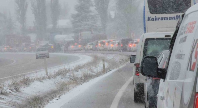 İstanbulu Karadenize bağlayan D-100 karayolunda ulaşıma kar engeli