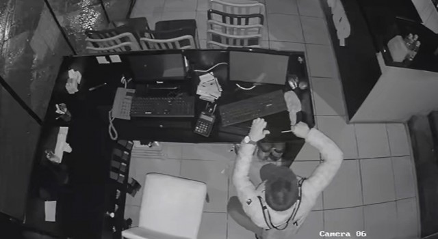 İzmirde 8 iş yerine giren suç makinesi hırsız yakalandı: Dükkanları böyle soydu