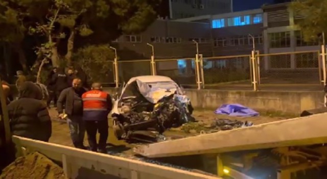İzmirde belediye otobüsü ile otomobil kafa kafaya çarpıştı: 1 ölü, 2 yaralı