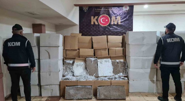 İzmirde kaçakçılara şok operasyon: 4 milyona yakın makaron ele geçirildi