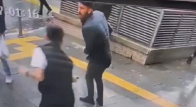 İzmirde kalabalığın ortasında silahlı saldırı kamerada