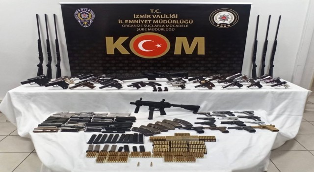 İzmirdeki yasa dışı silah ticareti operasyonunda 2 tutuklama