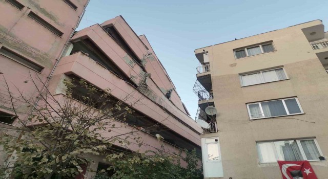 İzmirin Karabağlar ilçesinde depreme dayanıksız olduğu gerekçesiyle boşaltılan lise binası, yıkım esnasında yan yattı. Oluşan risk nedeniyle çevredeki binalar tahliye edildi.