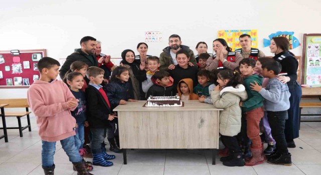 Jandarma ekipleri öğretmenlerle pasta kesti