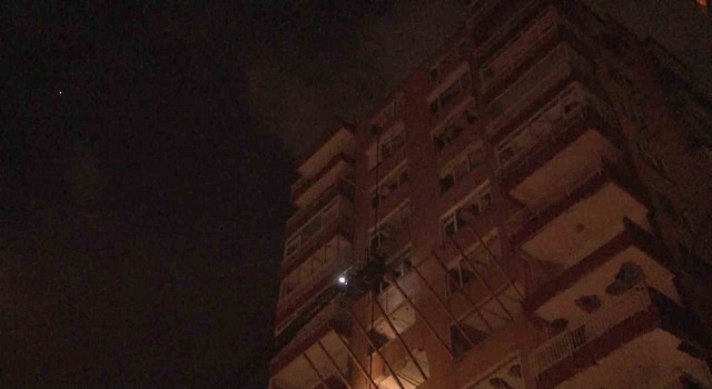 Kadıköyde apartmanın çatısına yıldırım düştü