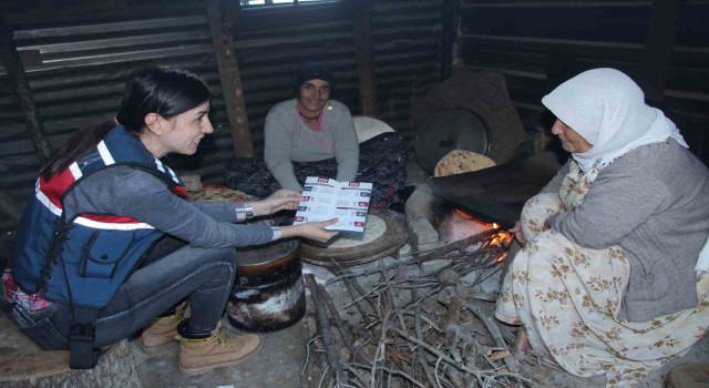 Kadın komutanlar köylerde KADESi tanıtıyor