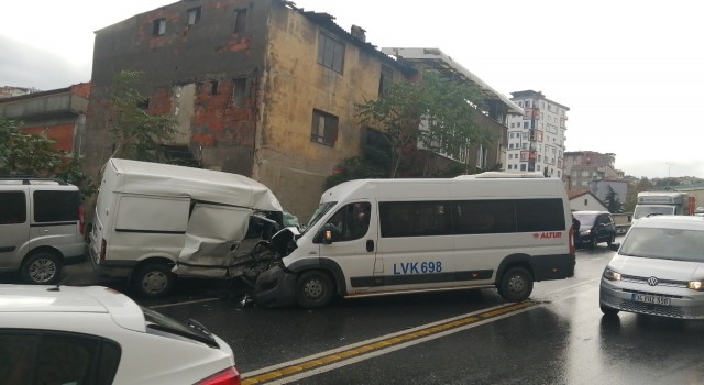Kağıthanede hatalı sollama ve hız kazaya neden oldu: 8 yaralı