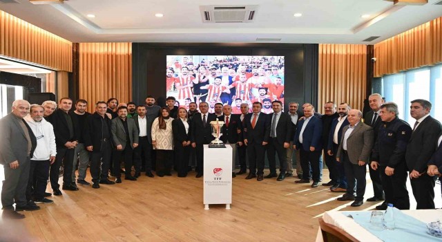 Kahramanmaraşta İstiklal Sporun şampiyonluk kupası