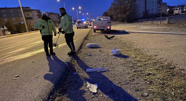 Kamyonet aydınlatma direğine çarptı: 1 yaralı