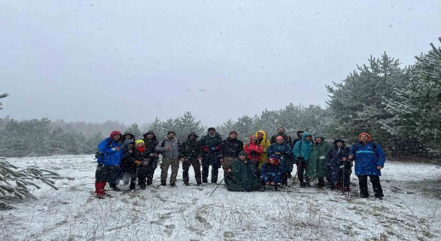 Kar yağışı eşliğinde 13 kilometre yürüyüş