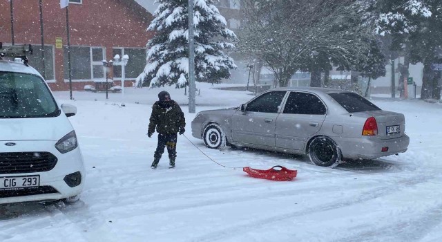 Kar yağışını fırsat bulan vatandaşlar Ilgaz Dağının yolunu tuttu