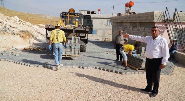 Karahöyükteki yeni yollar kilitli parke taşı ile döşeniyor