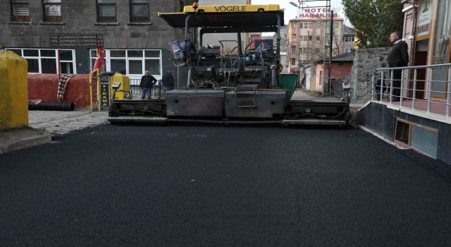 Karsta asfalt çalışmaları sürüyor