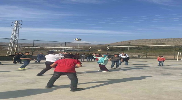 Karsta kaymakam öğrencilerle kitap okudu, voleybol oynadı