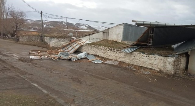 Karsta rüzgar çatıları uçurdu