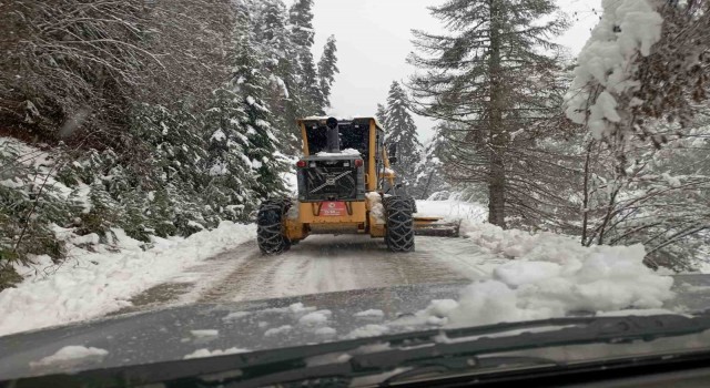 Kastamonuda kardan kapanan yollarda çalışmalar sürüyor