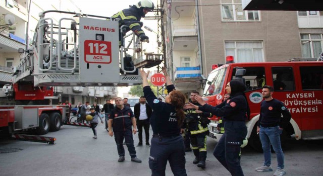 Kayseride binada yangın: Ekipler mahsur kalanları kurtardı