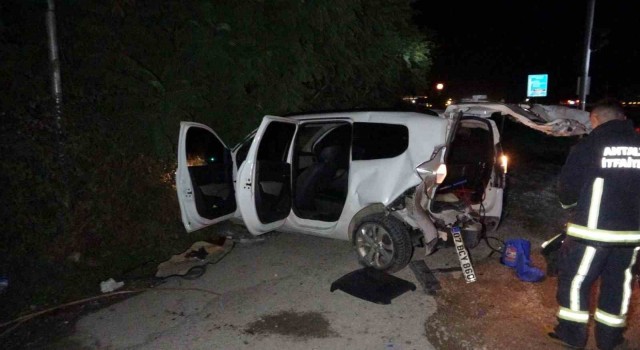 Kırmızı ışıkta bekleyen otomobile çarpan araç, boş araziye saplanmış vaziyette sürücüsüz bulundu