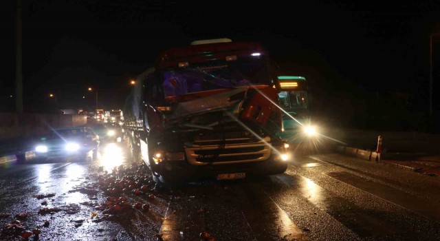 Kırmızı ışıkta duramayan tır, otobüs ve kamyona çarptı: Antalya-Burdur karayolu kısmen kapatıldı