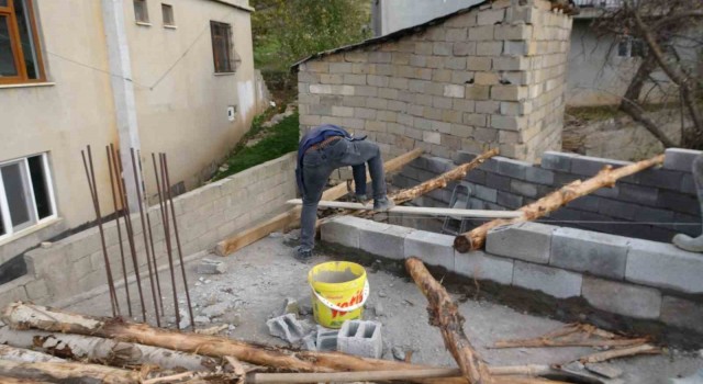 Kış aylarının çetin geçtiği Bitliste çatı onarımları devam ediyor