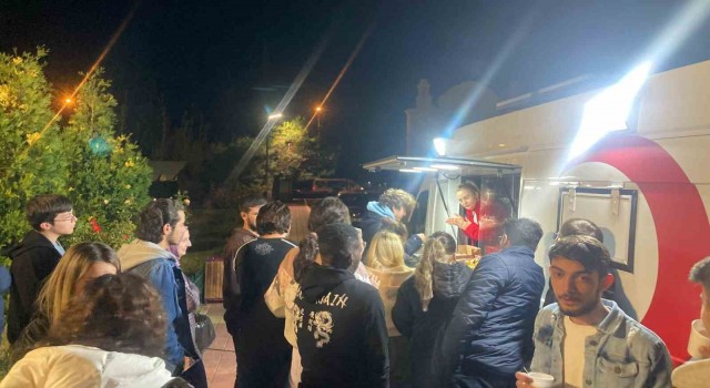 Kızılaydan öğrencilere soğuk havada salep ikramı