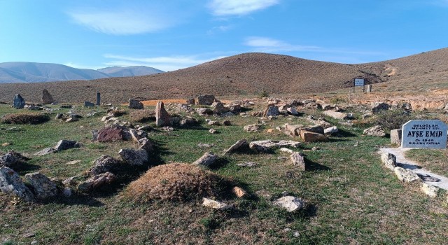 Konargöçer kabristanları görenlerin yüreklerini burkuyor