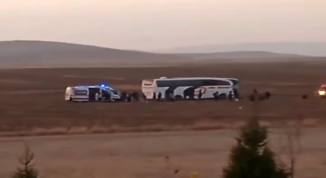 Konyada yolcu otobüsü traktöre çarptı: 8 yaralı