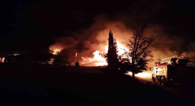 Korkutelide plastik fabrikası alevlere teslim oldu