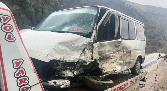 Köşkte iki minibüs çarpıştı: 2 yaralı