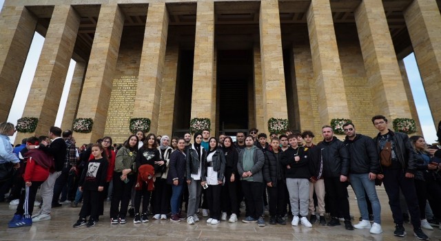 Küçükçekmeceli 100 genç Anıtkabiri ziyaret etti