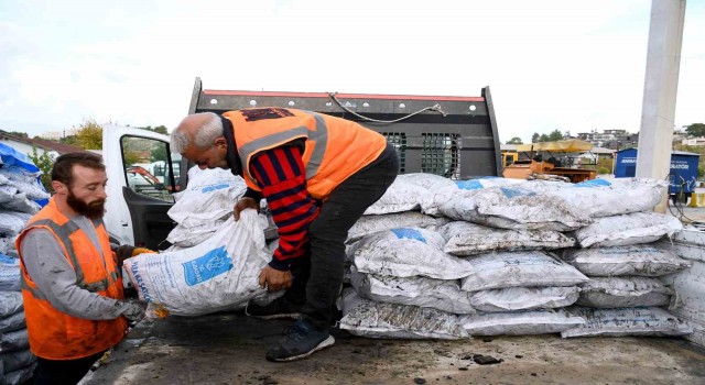 Kuşadası Belediyesinden ihtiyaç sahibi ailelere yakacak yardımı