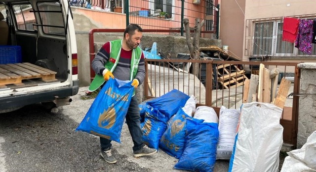 Kütahya İHHdan ihtiyaç sahibi 300 aileye soba, kömür ve erzak yardımı