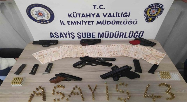 Kütahyada bir evde 1i kurusıkı 3 tabanca ele geçirildi