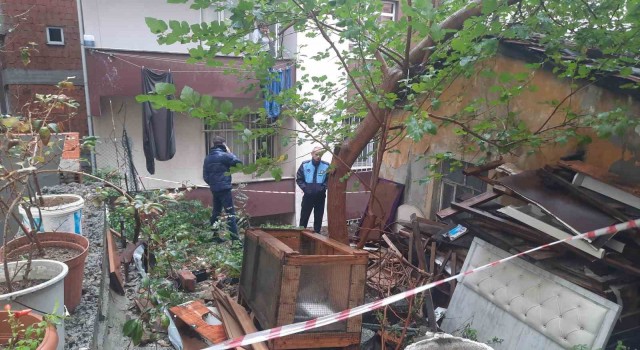 Kuvvetli sağanak sonucu Kağıthanede istinat duvarı çöktü