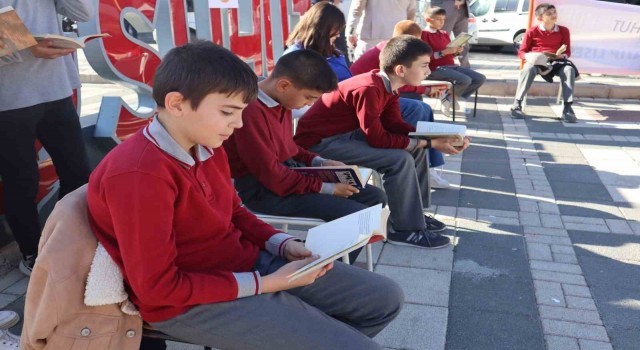 Lise öğrencileri meydana sandalye koyup 1 saat kitap okudu