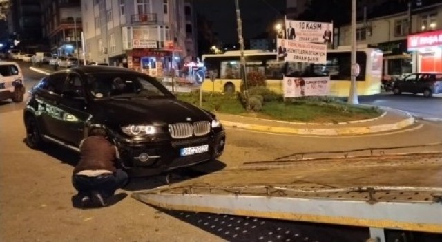 Maltepede araçlara çarpan sürücü, araç sahipleri tarafından darp edildi