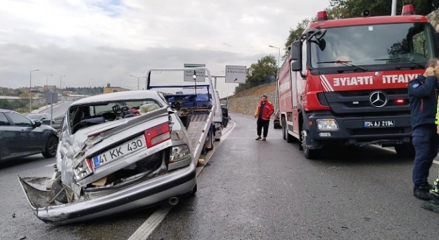 Maltepede otomobil istinat duvarına çarptı: 2 yaralı