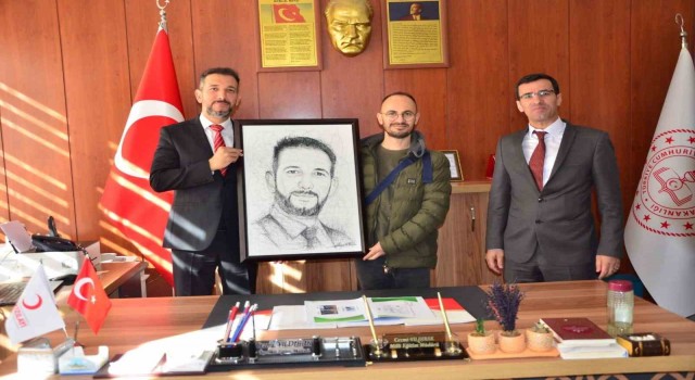 Manisa İl Milli Eğitim Müdürü Uğurelliyi duygulandıran hediye