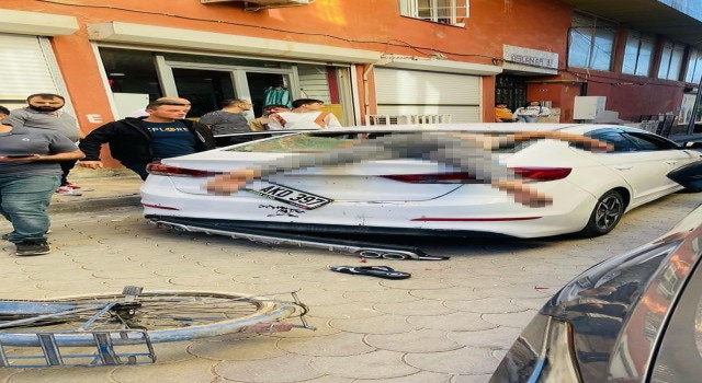 Mardinde bisiklet sürücüsü kontrolünü kaybedince otomobilin arka camına saplandı